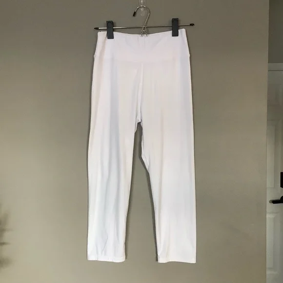 Super soft White Capri Leggings - Picture 4 of 7